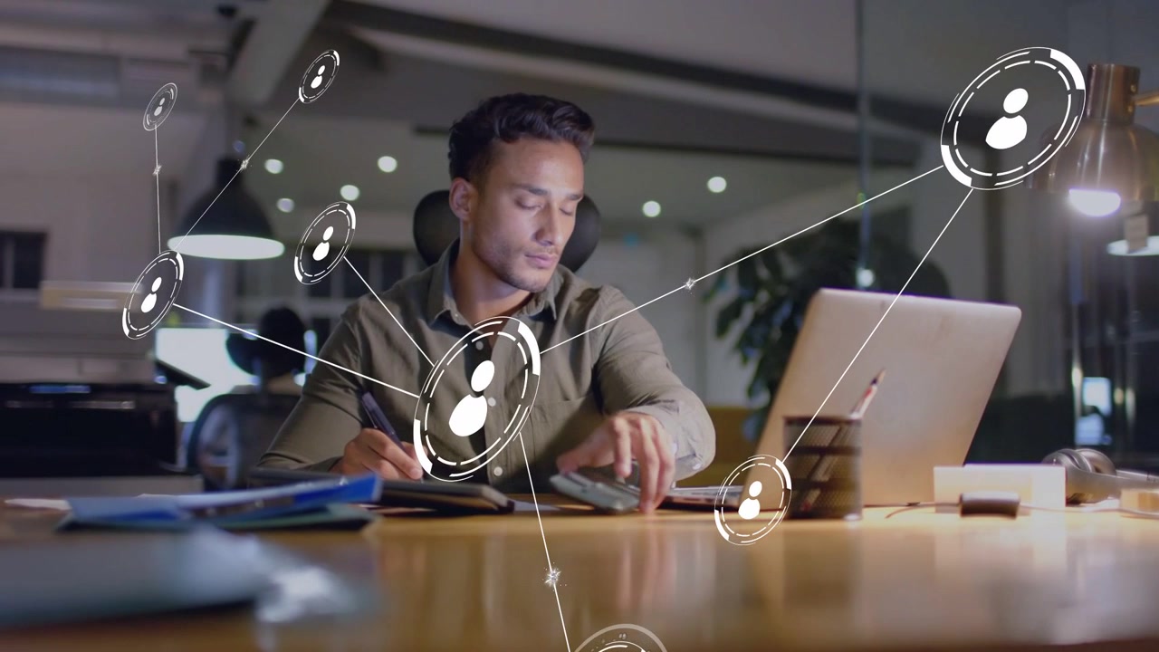 Uomo che vede un'icona di rete, passando dal laptop al telefono con una sovrapposizione che si espande per gestire il flusso di lavoro tecnologico.