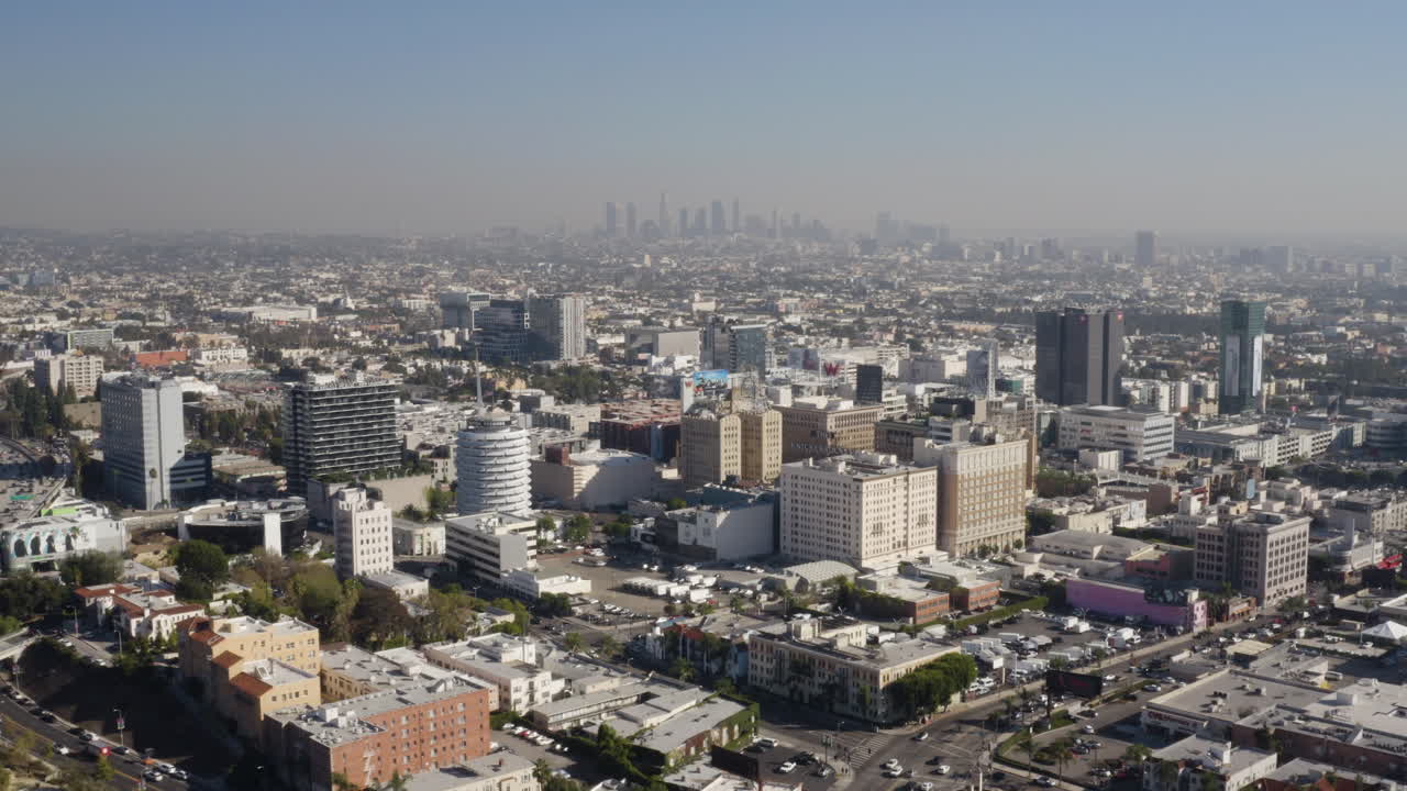 Veduta aerea del centro storico di Hollywood con il centro di Los Angeles sullo sfondo