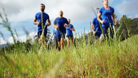 Gente-En-Forma-Haciendo-Jogging-En-El-Campo-De-Entrenamiento-4k