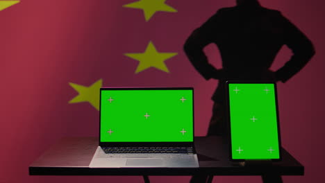 Chinesischer-Soldat-Nutzt-Militärtechnologie-Auf-Einem-Greenscreen-Laptop,-Um-Bedrohungen-Zu-Identifizieren