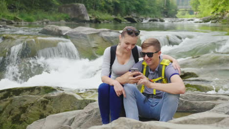 Ein-Schöner-Wasserfall-In-Den-Bergen-Wasser-Fließt-über-Die-Felsen-Rock