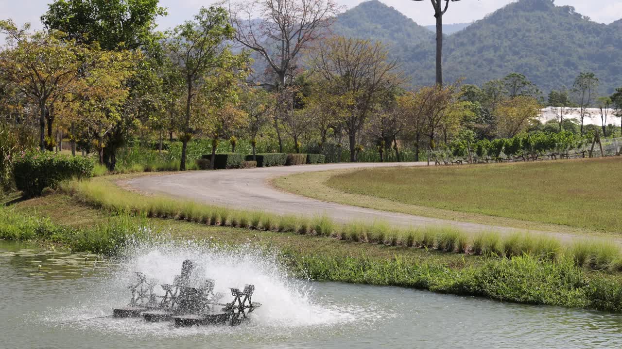 водное судно движется по спокойному водному каналу.
