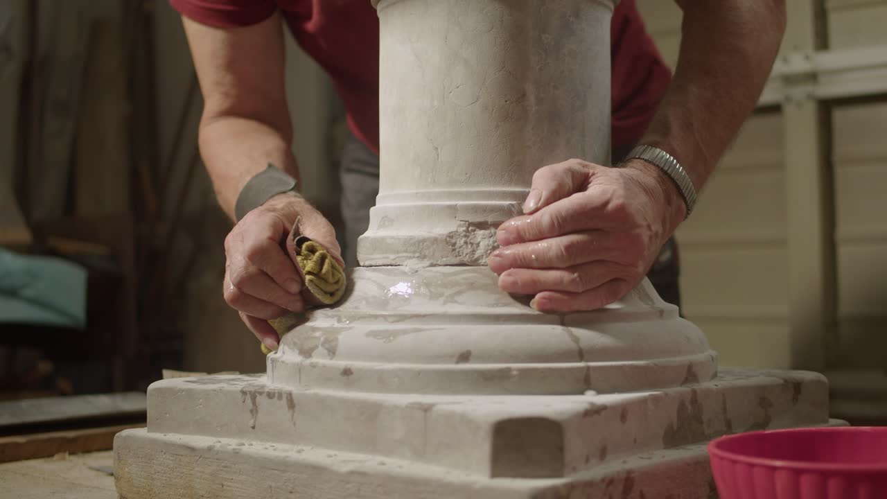 석 기둥 을 복원 하는 장인