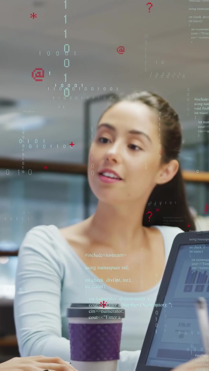 Video verticale: donne che digitano codice scintillante in sovrapposizione, mentre la collega a destra gesticola, leggendo un grafico per la tecnologia.