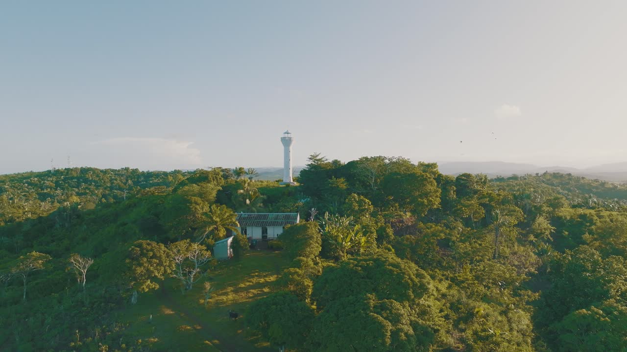 아프리카 의 열대 숲 에 있는  ⁇  등대