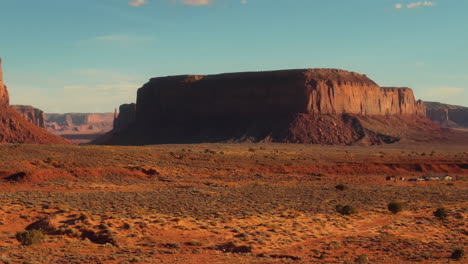 Inolvidable-Vuelo-De-Drones-Sobre-El-Valle-Del-Monumento---Desierto-Rojo-Durante-La-Puesta-De-Sol