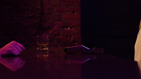 hombre pagando por una bebida en el bar