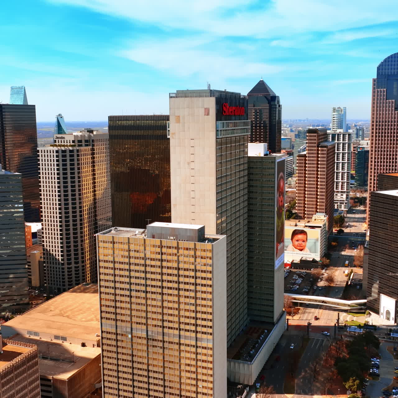 Voando mais perto de um grupo de belos arranha-céus na área nobre de Dallas, Texas, EUA. Vista ensolarada da cidade do alto.