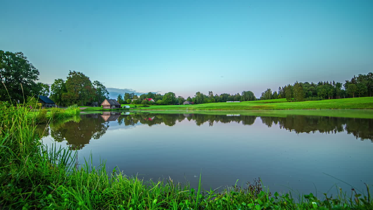 농가 위에서 해가 뜨는 두 번의 무지개. 그 다음 하늘이  ⁇ 아진다. 시간 흐름.