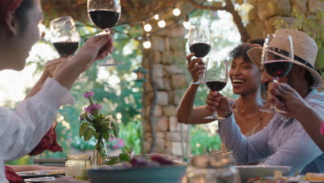 Amigos-Haciendo-Tostadas-Celebrando-Una-Cena-Bebiendo-Vino-Comiendo-Comida-Mediterránea-Sentados-En-La-Mesa-Disfrutando-De-Un-Hermoso-Día-De-Verano-Al-Aire-Libre-Imágenes-De-4k