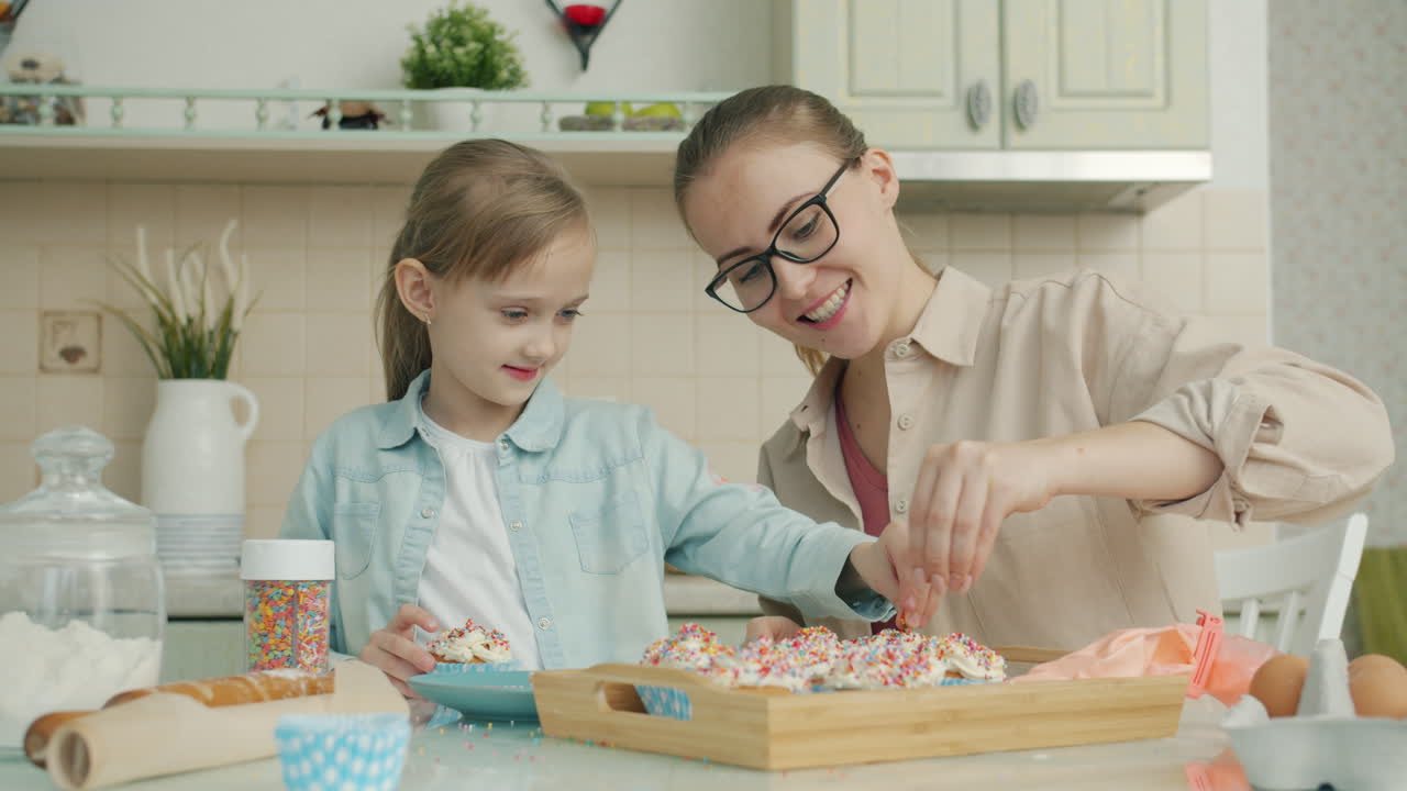 madre e hija horneando cupcakes