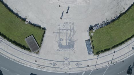 la importancia cultural y artística del piso de mosaico histórico en lisboa, portugal, se destaca por los intrincados azulejos que representan un impresionante diseño de carabela