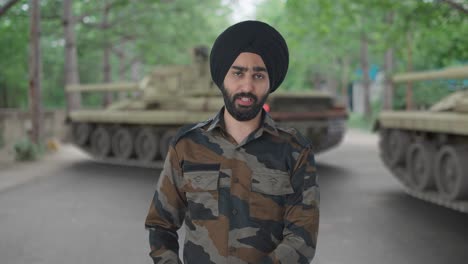 gelukkige sikh indiase legerman die met iemand praat.