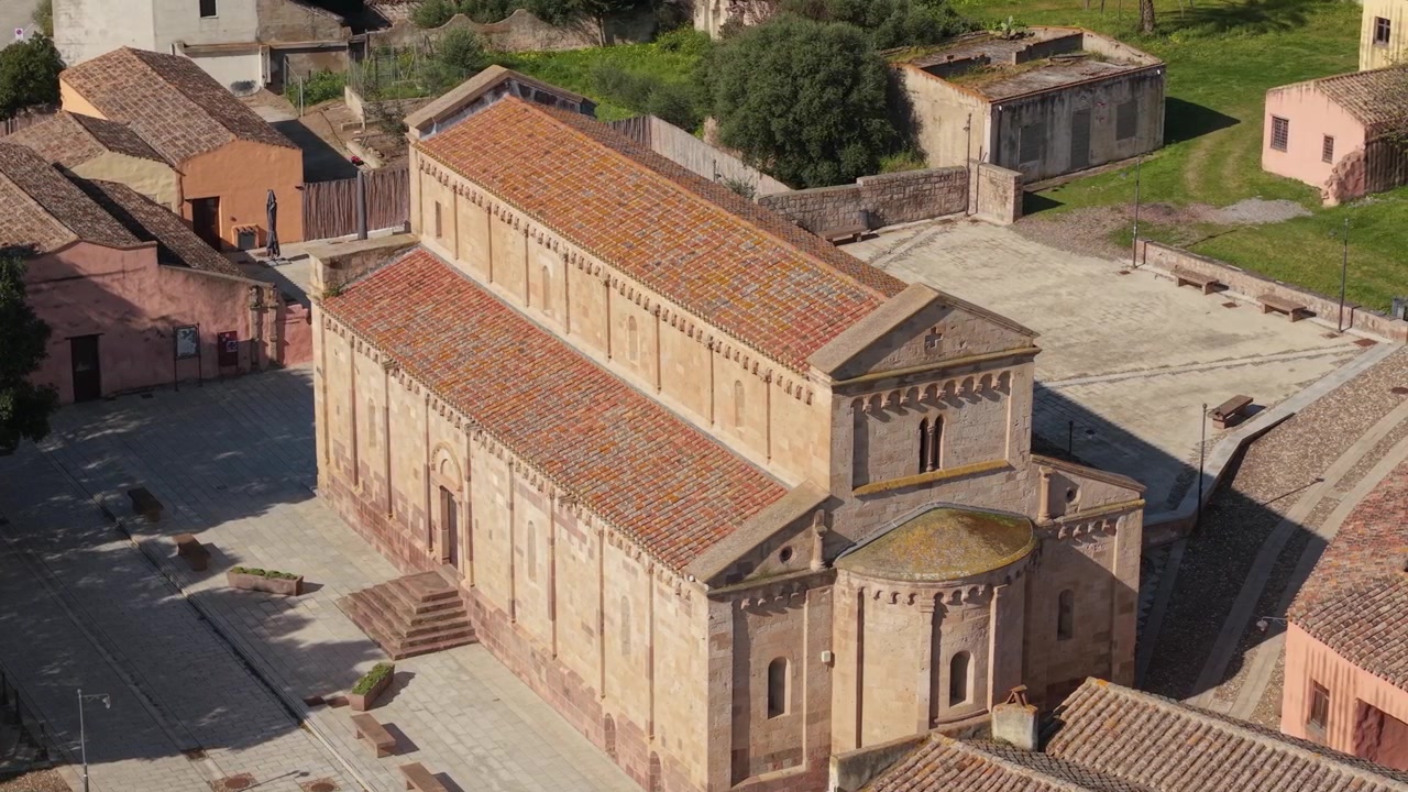 Vista Aerea della Storica Cattedrale di Santa Maria di Monserrato Circondata da Edifici Antichi in Sardegna, Italia