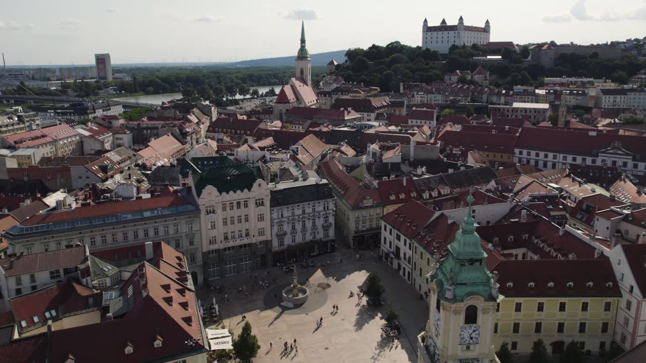 La piazza principale di Bratislava, Slovacchia, che mette in risalto la sua architettura storica e la vivace vita urbana.