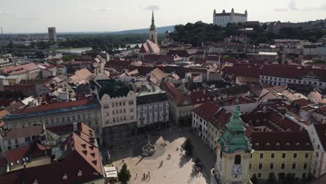 la plaza principal de bratislava, eslovaquia, destacando su arquitectura histórica y la vibrante vida urbana