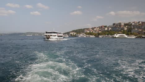 Das-Bosporus-Kreuzfahrtschiff-Folgt-Dem-Turbulenten-Kielwasser-Der-Passagierfähre