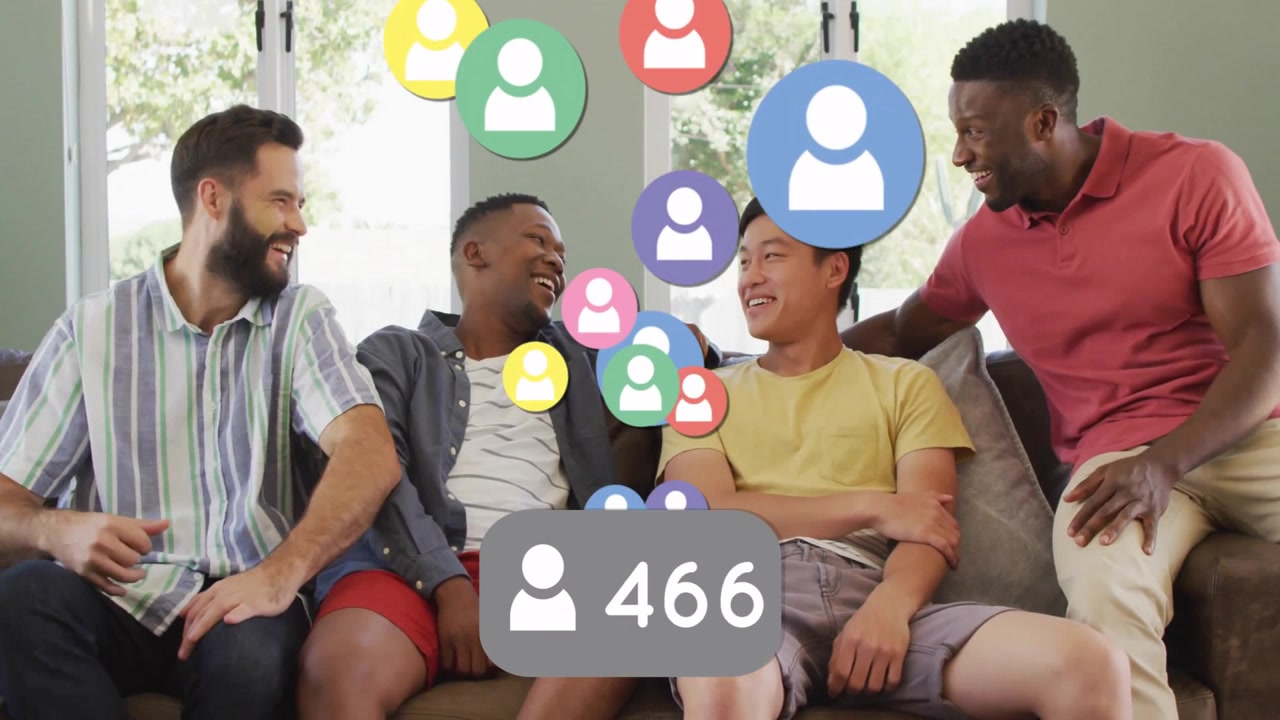Quattro amici che reagiscono al raggiungimento di 1000 iscritti, celebrando con icone in aumento nel marketing.