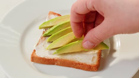 preparación de tostadas de aguacate