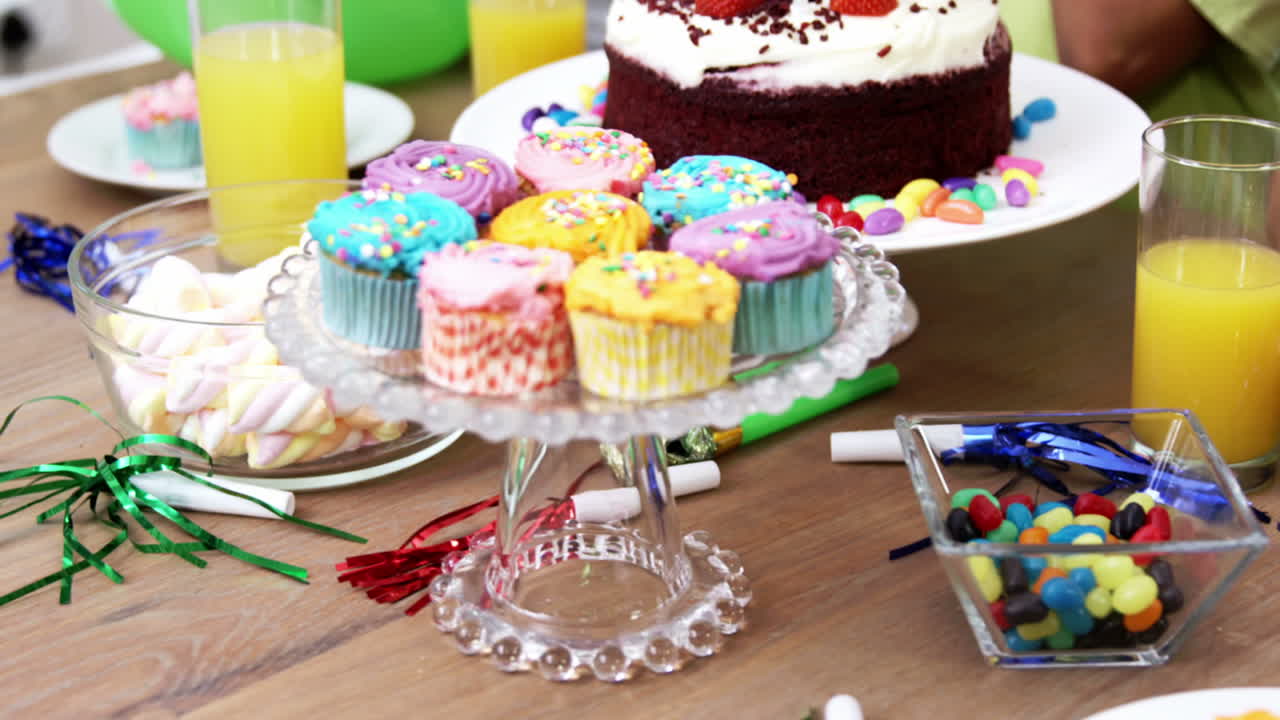 familia feliz celebrando un cumpleaños