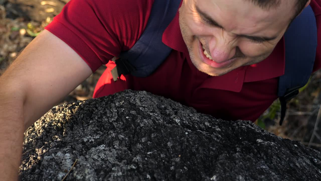 한 남자가 가파른 절벽을 오르는 동안 손잡이를 잡으려고 손을 고, 한 젊은이가 자연적인 바위 벽을 오르고, 한 남자가 혼자 산을 오르려고 시도하고, 무섭고 극단적입니다.