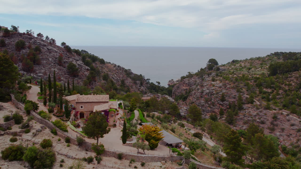 vista aérea de la casa en la colina de la montaña en cala de deia en mallorca, españa