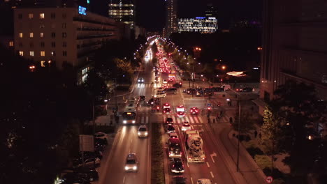 Starker-Verkehr-In-Den-Straßen-Der-Stadt-Am-Abend.-Stau-Auf-Mehrspuriger-Straße.-Autos-Fahren-Durch-Die-Kreuzung.-Warschau,-Polen