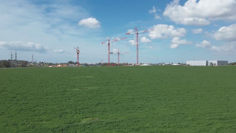 Grúas-En-Campos-Verdes-En-El-Cielo-Azul-En-El-Distrito-Sur-De-La-Ciudad-De-Sderot