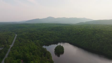 Mañana-Brumosa-Sobre-El-Lago-Y-El-Denso-Bosque-En-La-Provincia-De-Quebec-En-Canadá