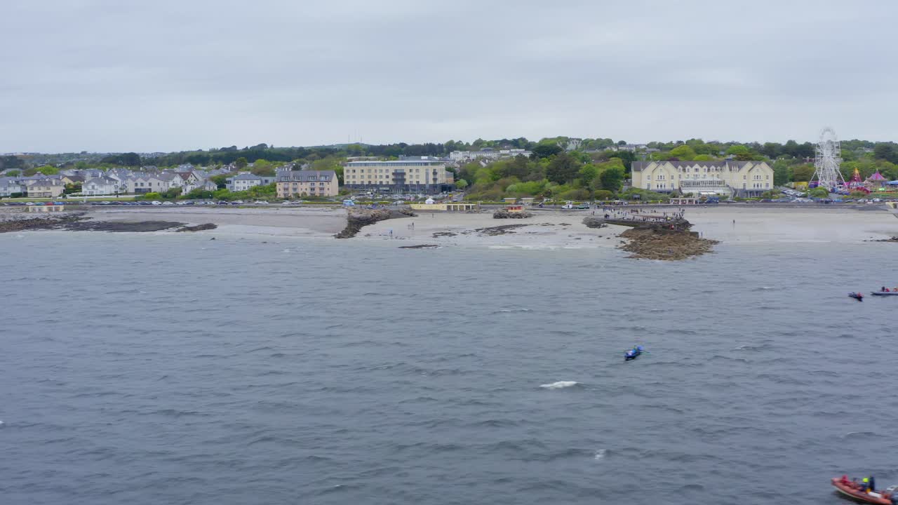 vista aérea de drones de salthill galway costa de irlanda y casas, cerca de la playa de las damas