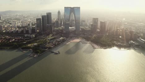 edificios de cbd por el lago jinji en suzhou, china.