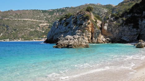 Océano-Turquesa-De-La-Playa-De-Agia-Eleni-En-Kefalonia,-Grecia---Ancho,-Estático