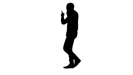 silueta hombre hablando por teléfono, caminando y haciendo gestos