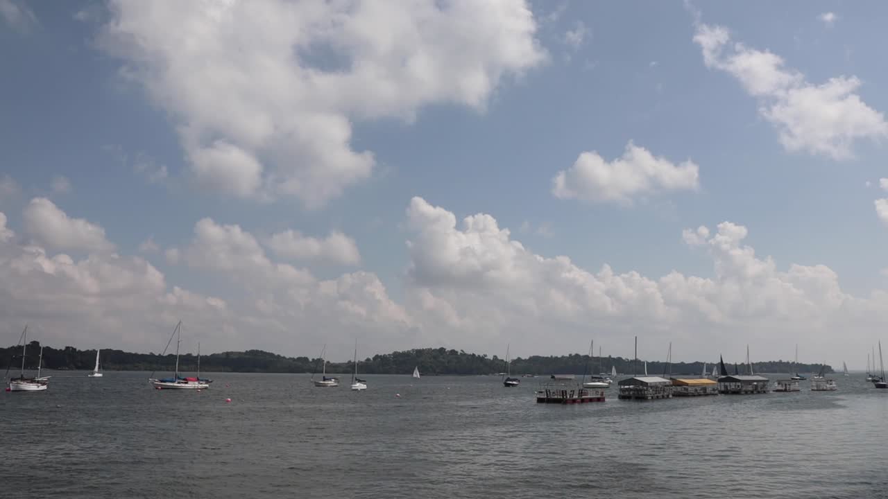 파란 하늘 아래 바다에서 떠다니는 배들