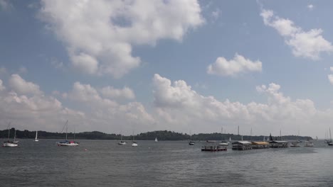 Boote-Schwimmen-Auf-Dem-Meer-Unter-Dem-Blauen-Himmel