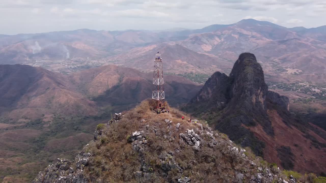 베네수엘라 구아리코 모로스 데 산 후안의 모로 시장 주변 궤도를 돌다