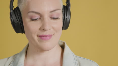 modelo femenino posa con auriculares sobre la oreja 01