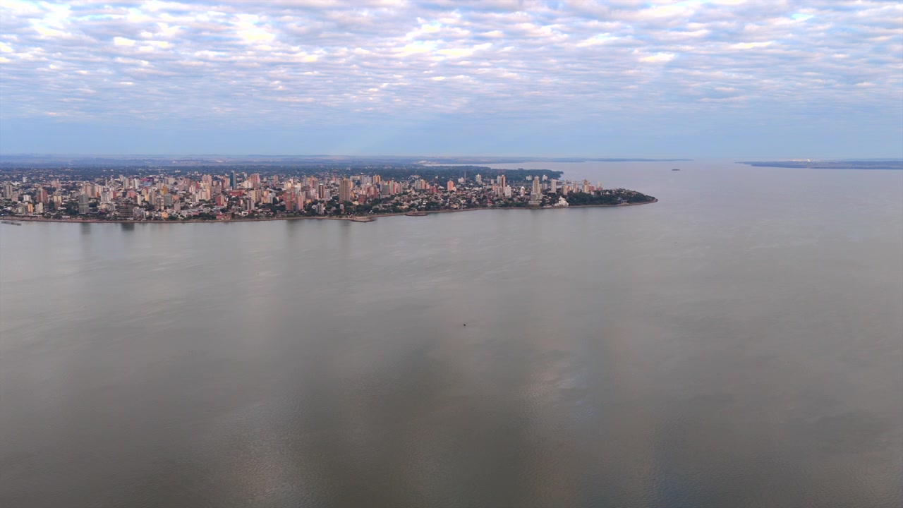 Riprese drone della città di Posadas nella provincia di Misiones, Argentina, sotto una drammatica copertura nuvolosa.