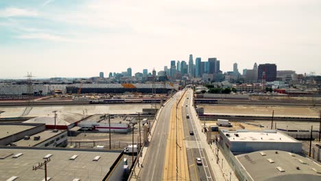 1.-Straßenbrücke,-Die-Zur-Skyline-Von-Los-Angeles,-Kalifornien,-USA-Führt