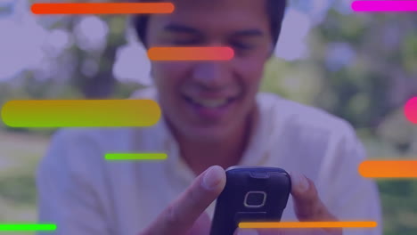 Animation-Von-Mehrfarbigen-Balken-über-Einer-Verschwommenen-Nahaufnahme-Eines-Lächelnden-Mannes-Mit-Gemischter-Abstammung,-Der-Ein-Smartphone-Verwendet