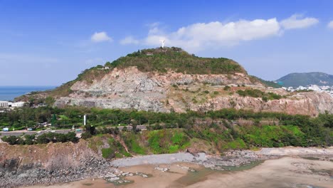 vista aérea de la estatua de jesucristo en vung tau, vietnam.
