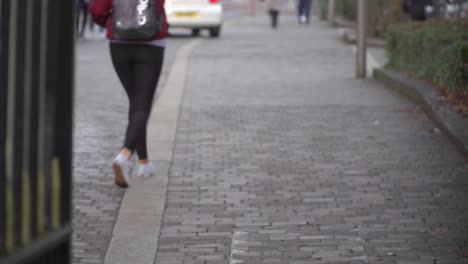 College-Studenten-Gehen-Vor-Campusgebäuden