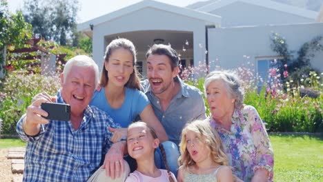 Familie-Mit-Mehreren-Generationen-Macht-Selfie