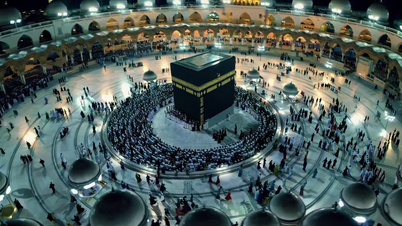 Video aereo che cattura una grande folla che circonda una struttura centrale in un grandioso contesto architettonico