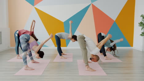 clase de yoga en grupo