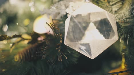 hermosa bola como trozo de hielo cuelga en el primer plano del árbol de navidad