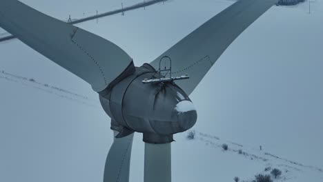 las palas de las turbinas eólicas giran y generan electricidad para los consumidores
