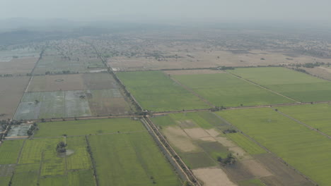 Vuelo-Lento-Sobre-Interminables-Campos-De-Arroz-En-Cambodia