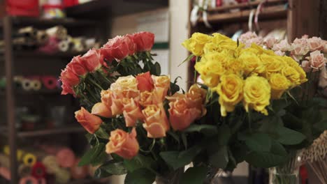rosas en una floristería