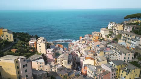 Establishing-Shot-of-Riomaggiore,-Cinque-Terre